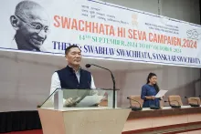 वित्तीय सलाहकार थांगलेमलियन शपथ दिलाते हुए