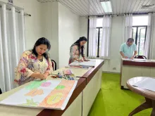 पोस्टर-बनाने की प्रतियोगिता में भाग लेते NEC अधिकारी