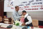 Director IPR and Official Language Officer Ajay Parashar honoring Horticulture Advisor M Meitei at the closing ceremony of Hindi Pakhwada.