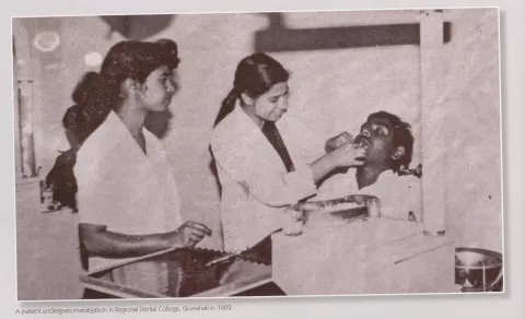 एक मरीज़ का क्षेत्रीय दंत महाविद्यालय में परीक्षण किया जा रहा है।