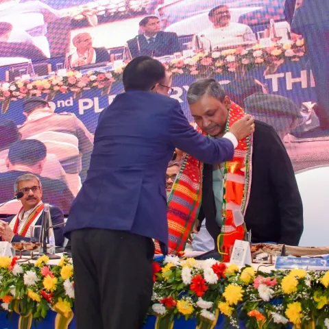 अंगशुमन डे, सचिव, एनईसी, श्री चंचल कुम को सम्मानित करते हुए