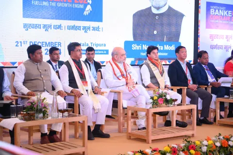 गृह मंत्री श्री अमित शाह मंच पर बैठे हुए, साथ में