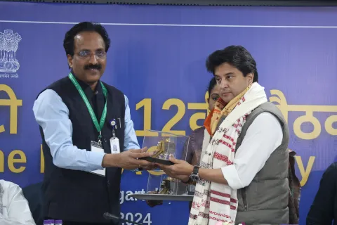 Minister of DoNER Sh. Jyotiraditya M. Scindia receiving a memento from Secretary, Dept. of Space and Chairman of ISRO, Dr. S. Somanath