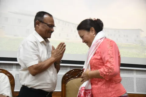 सुश्री शेरी लालथांगज़ो, आर्थिक सलाहकार, का स्वागत किया जा रहा है