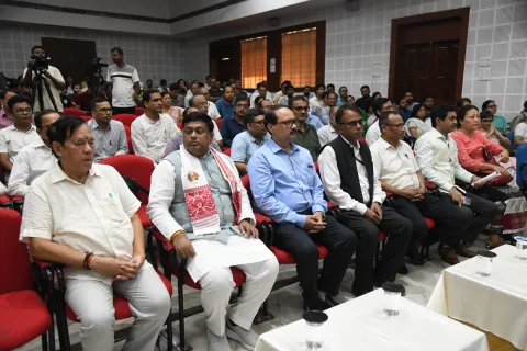 डॉ. मजूमदार, अन्य गणमान्य व्यक्तियों के साथ, कार्यक्रम के दौरान