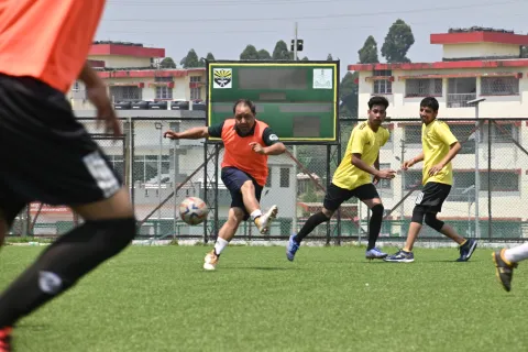 फुटबॉल खिलाड़ी एक्शन में