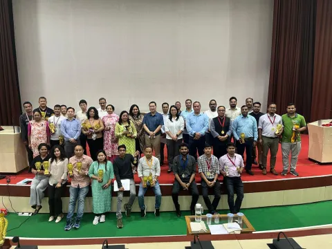 पुरस्कार वितरण के बाद NEC अधिकारियों और कर्मचारियों की ग्रुप फोटो