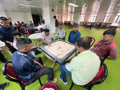 कैरम मैच के दौरान एक्शन में नाज़िर शेखर नाग