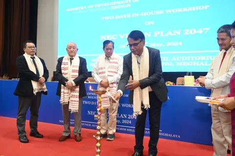 NEC के सचिव श्री अंगशुमन डे NE के दौरान दीप प्रज्वलित करते हुए।