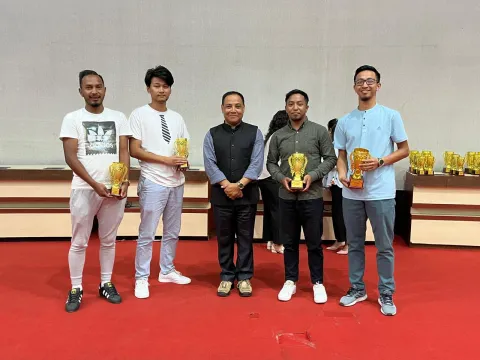 विजेता सामूहिक फ़ोटो के लिए पोज़ देते हुए