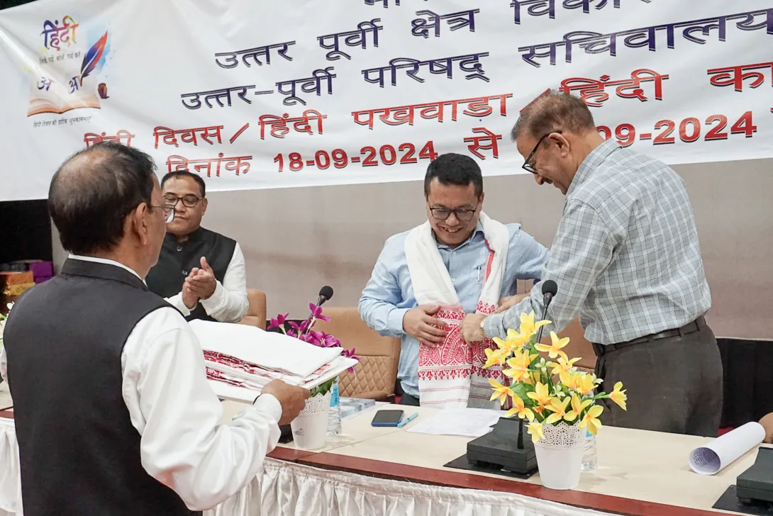 Director IPR, Ajay Parashar honoring Planning Advisor Som Ka