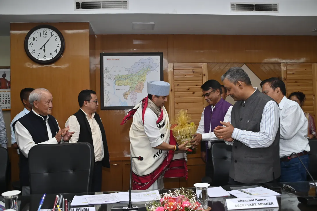 Union Minister, DoNER Sh. Jyotiraditya M. Scindia is being presented a basket of organic items from Meghalaya