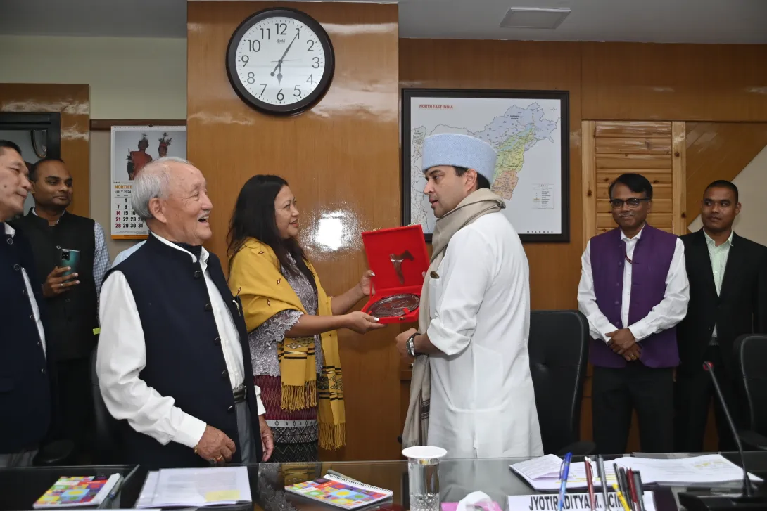 Economic Adviser Sherry Lalthangzo presenting an NEC memento